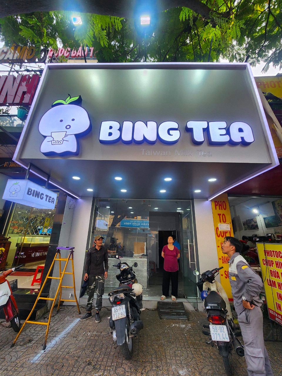 Mẫu bảng hiệu alu chữ nổi LED sáng mặt hiện đại