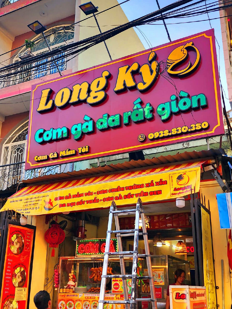 Bảng hiệu alu chữ nổi mica đèn LED sáng mặt