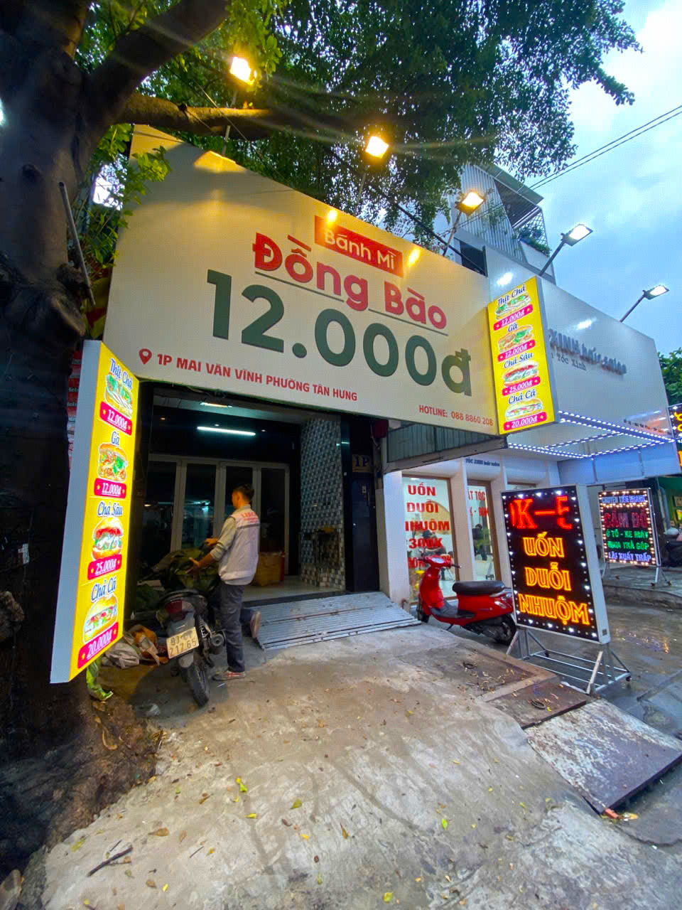 Bảng hiệu bạt Hiflex căng khung sắt