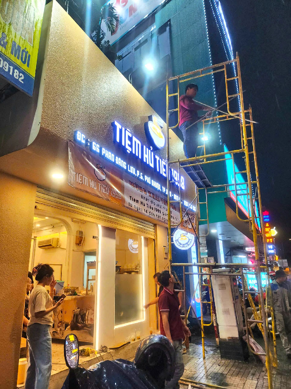 Thi công bảng hiệu Cemboard chữ nổi LED hắt chân