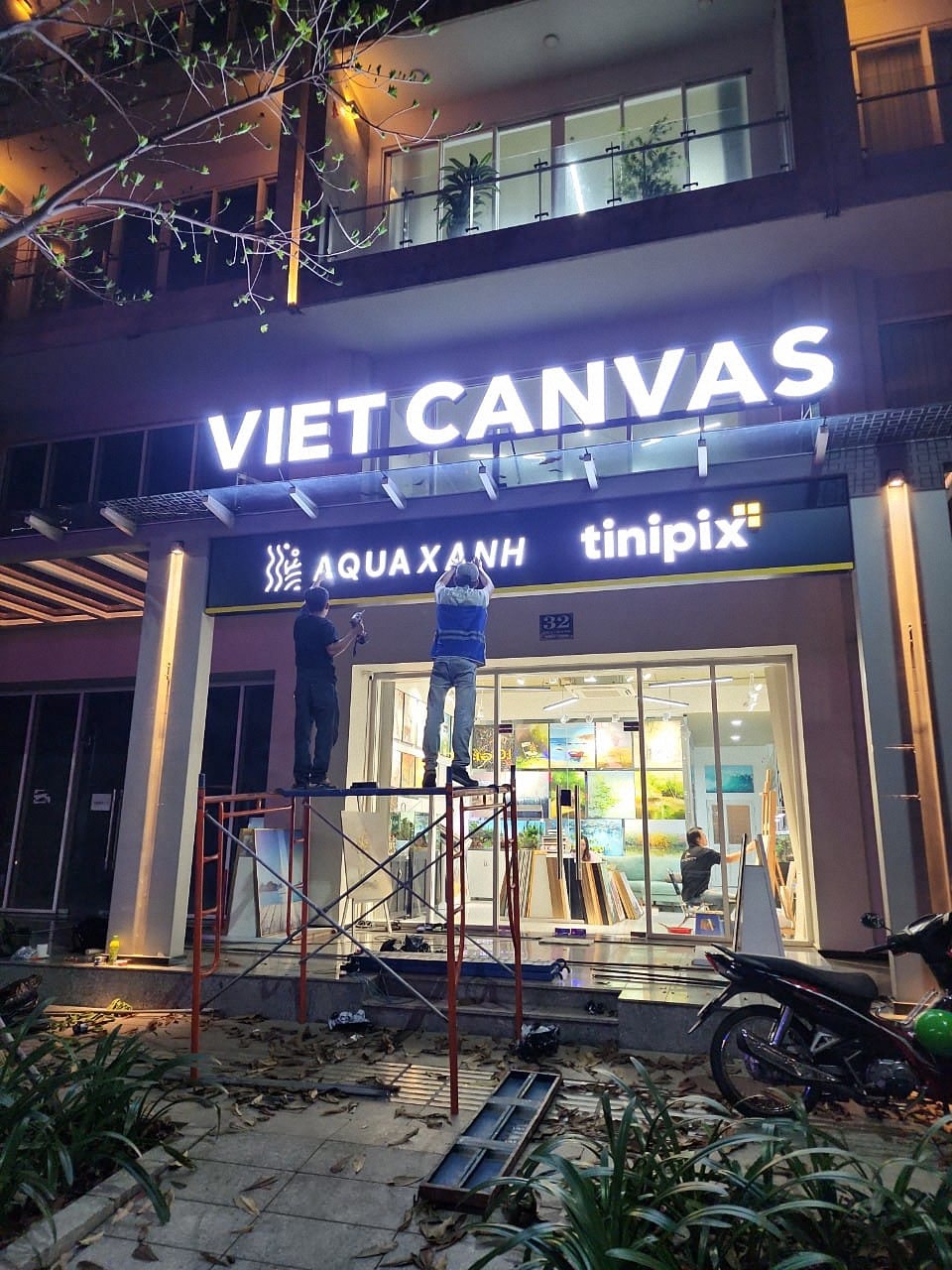 Mẫu biển hiệu chữ nổi LED phát sáng khung sắt đẹp
