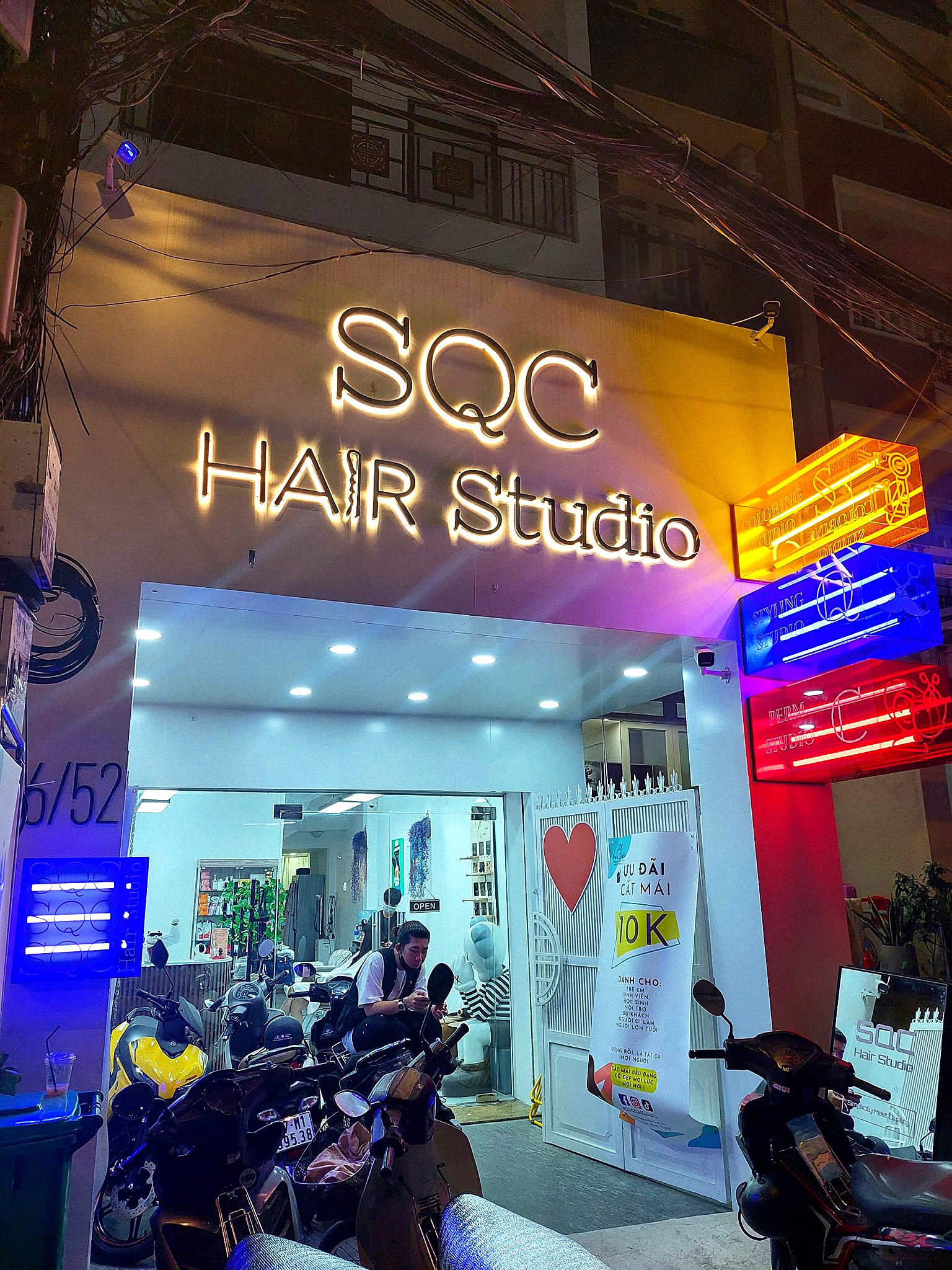 Bảng hiệu Hair Studio chữ bắt cách hở LED sáng chân Bảng hiệu Hair Studio chữ bắt cách hở LED sáng chân