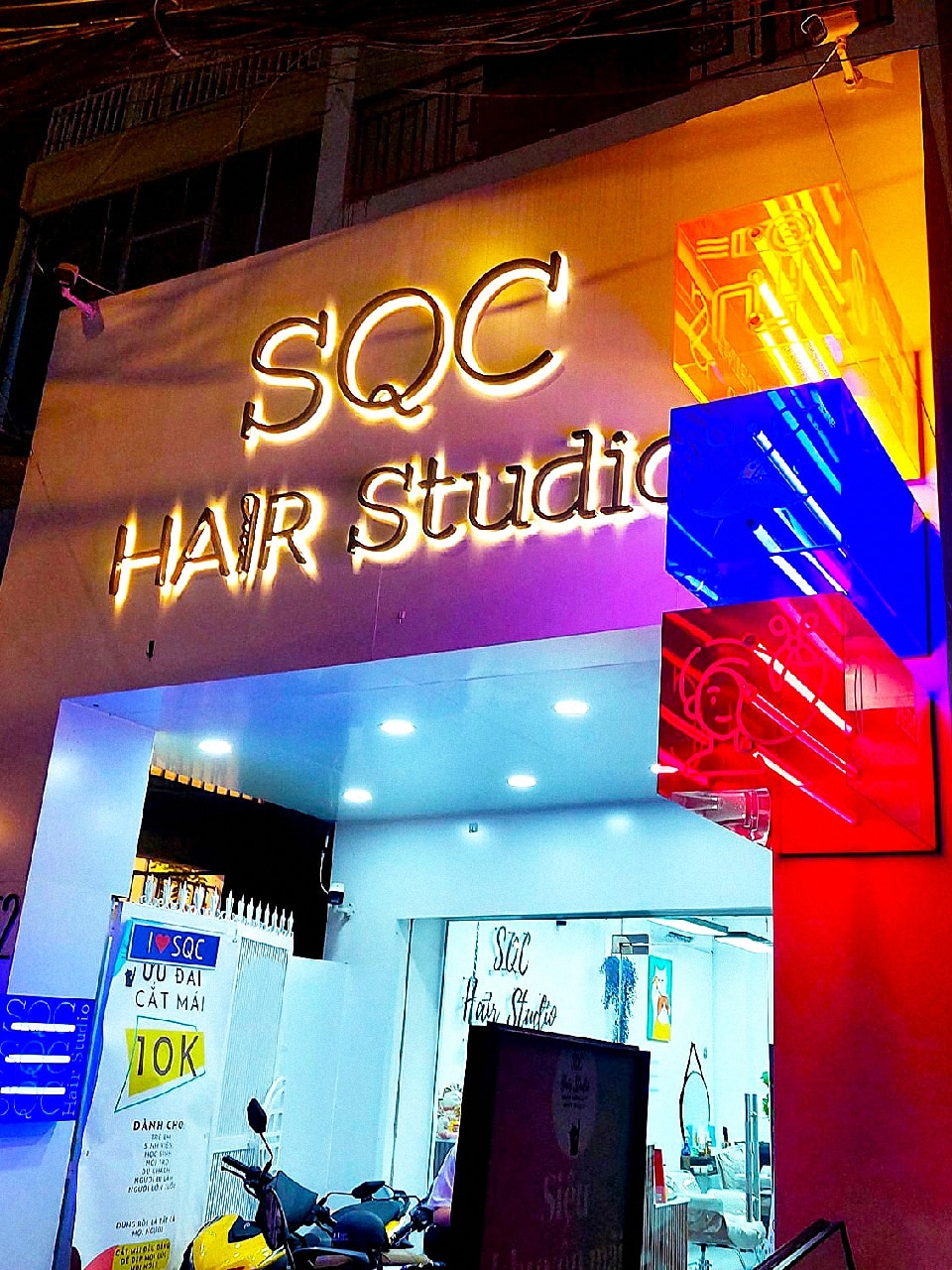 Mẫu bảng hiệu Hair Studio chữ nổi bắt cách hở LED hắt chân