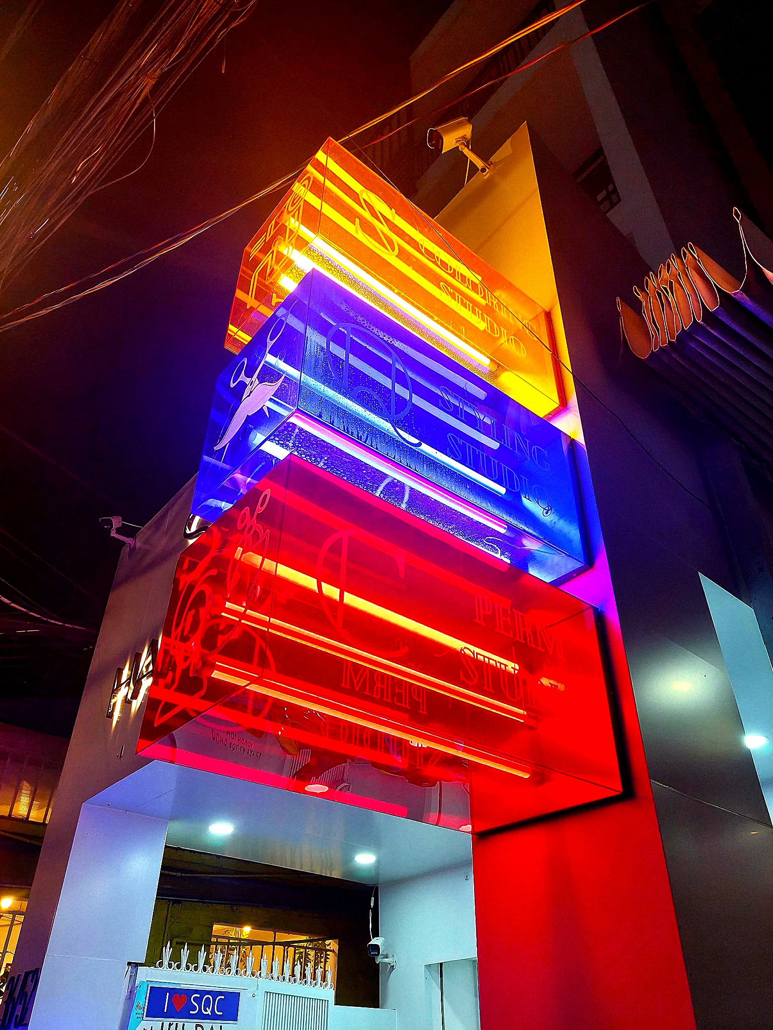 Biển hiệu Hair Studio chữ nổi LED sáng chân hiện đại