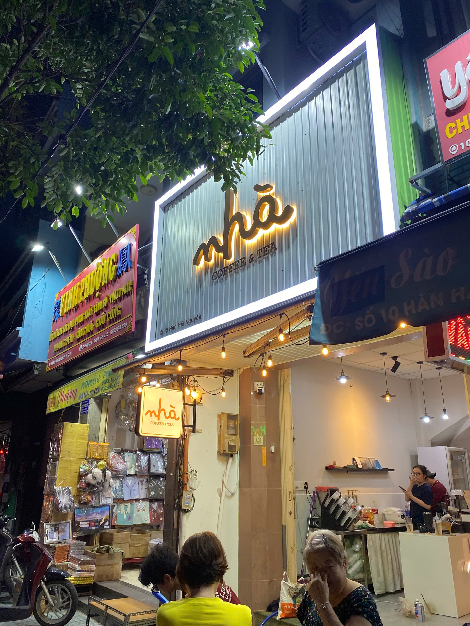 Biển hiệu quán cafe tole sóng chữ nổi hắt sáng chân