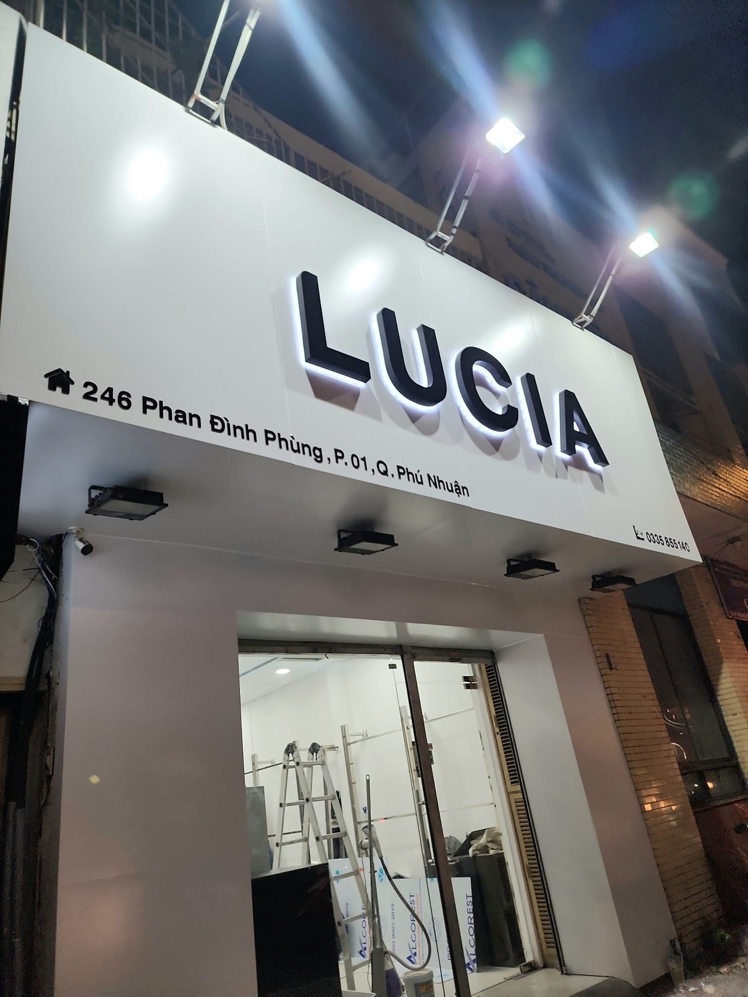Bảng hiệu shop thời trang chữ nổi mica chống đế mica cháo