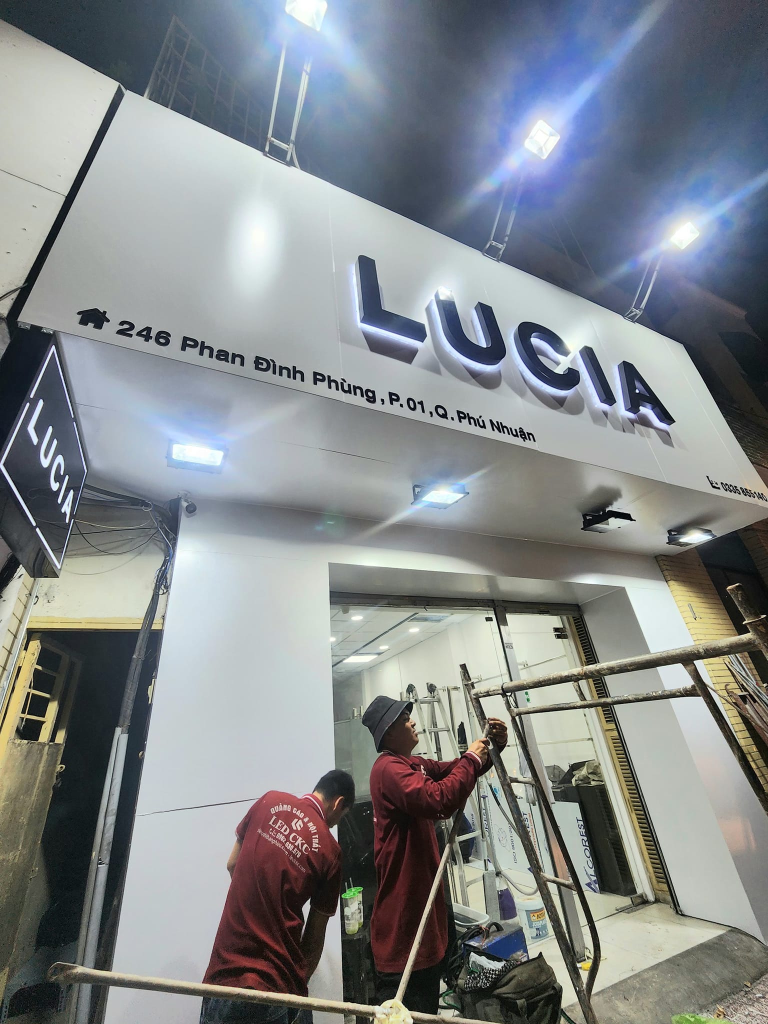 Thi công bảng hiệu shop quần áo chữ nổi mica chống đế
