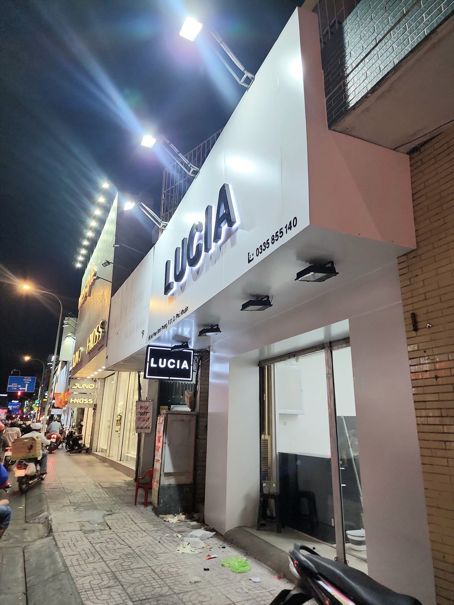 Biển hiệu shop thời trang chữ nổi mica gắn đế mica cháo
