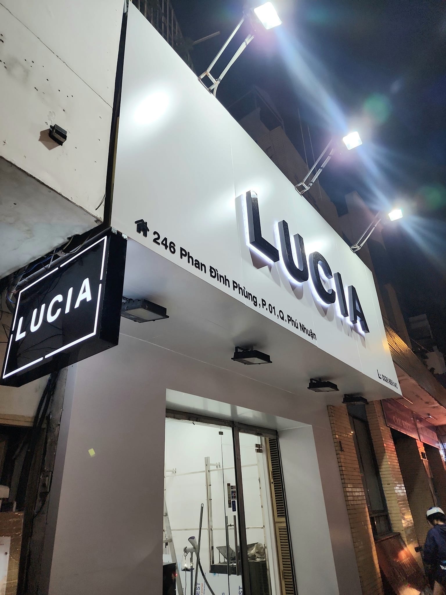 Mẫu biển quảng cáo shop thời trang chữ nổi mica hiện đại
