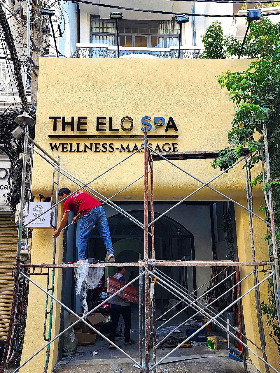 Thi công bảng hiệu spa Cemboard chữ nổi phát sáng hắt chân