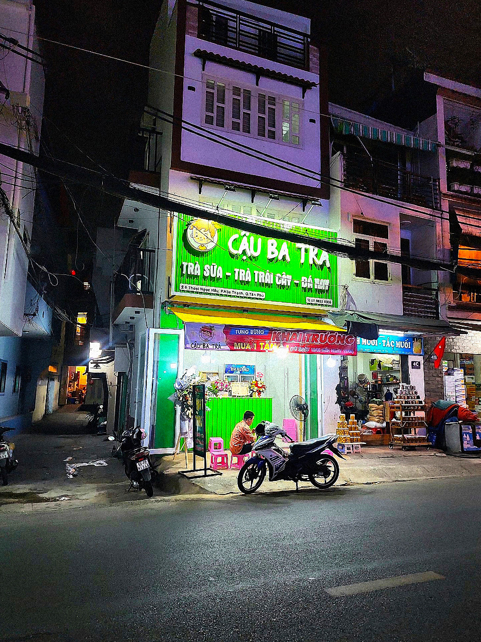 Biển quảng cáo tole sóng chữ nổi mica hiện đại