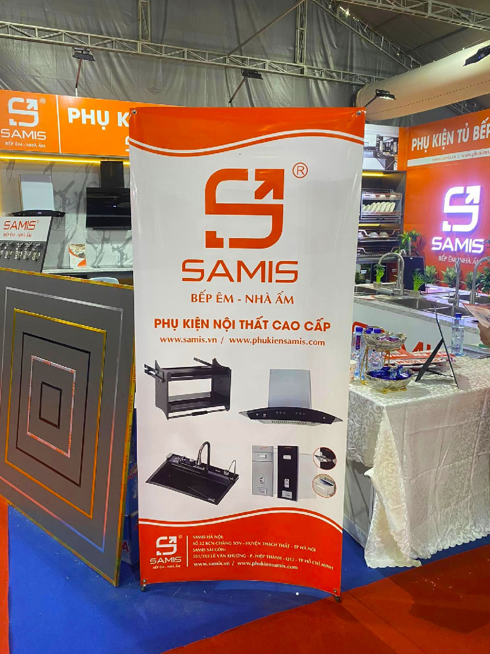 Standee chữ X quảng cáo khai trương cửa hàng