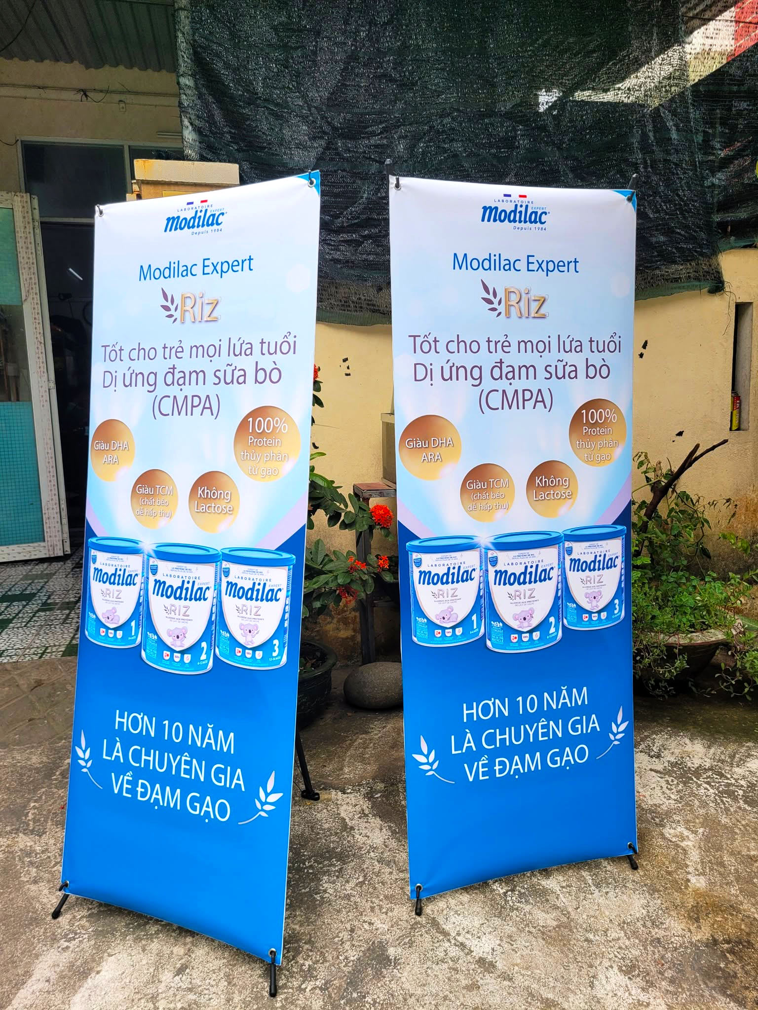 Standee chữ X 1 mặt dễ lắp đặt và di chuyển