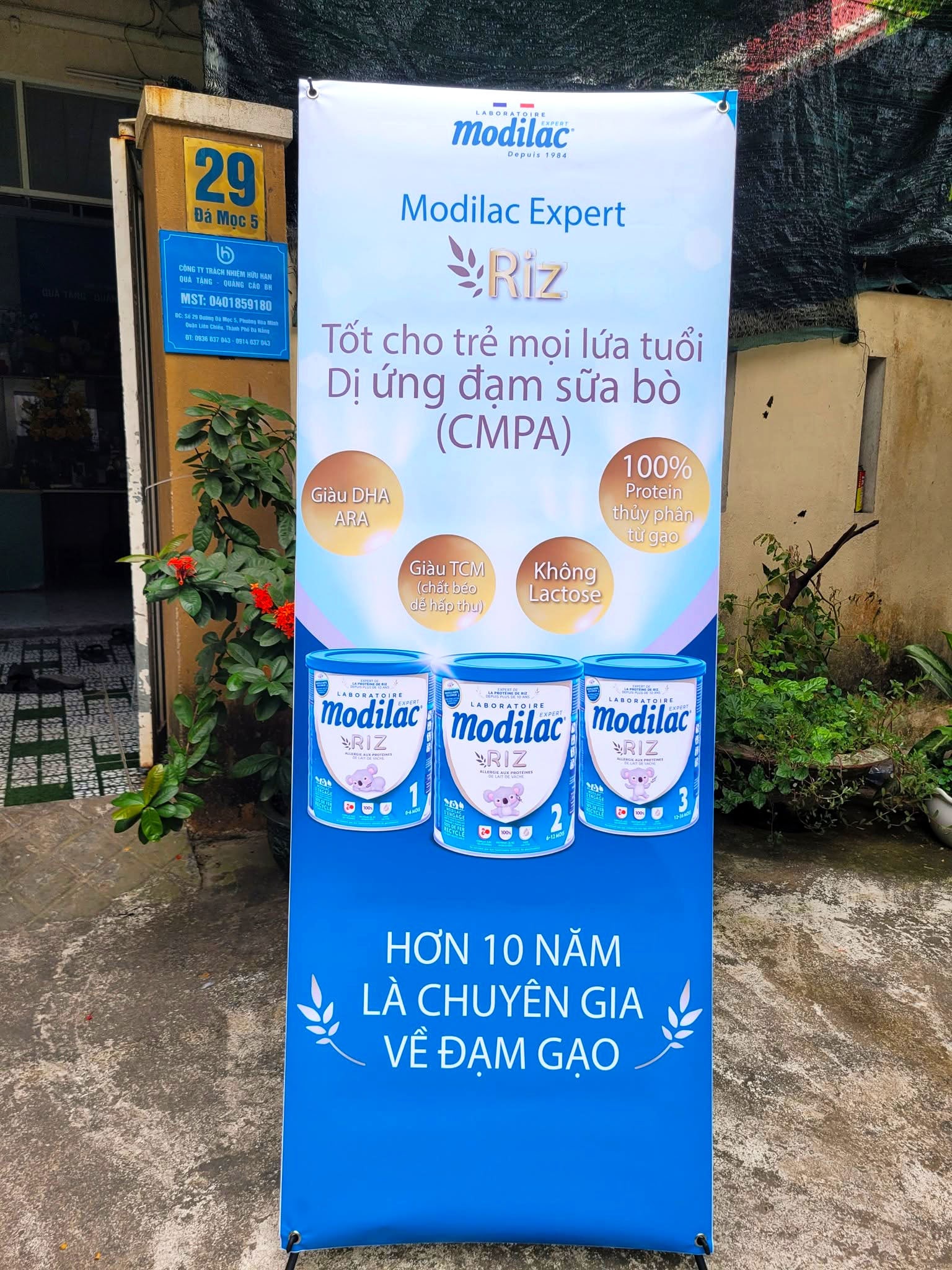 Biển standee chữ X quảng cáo sự kiện chuyên nghiệp