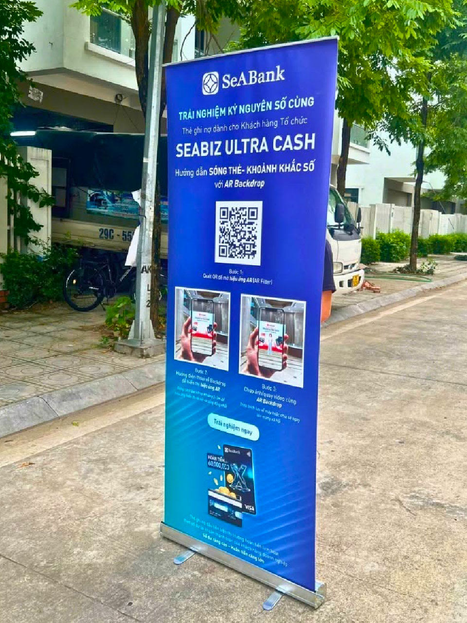 Mẫu standee cuốn nhôm cường lực 1 mặt đẹp