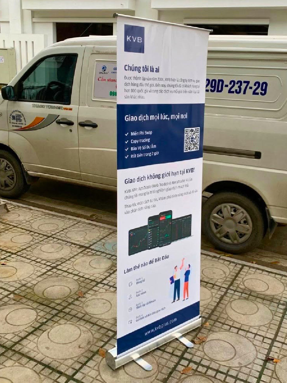 Standee cuốn nhôm cường lực cho triển lãm