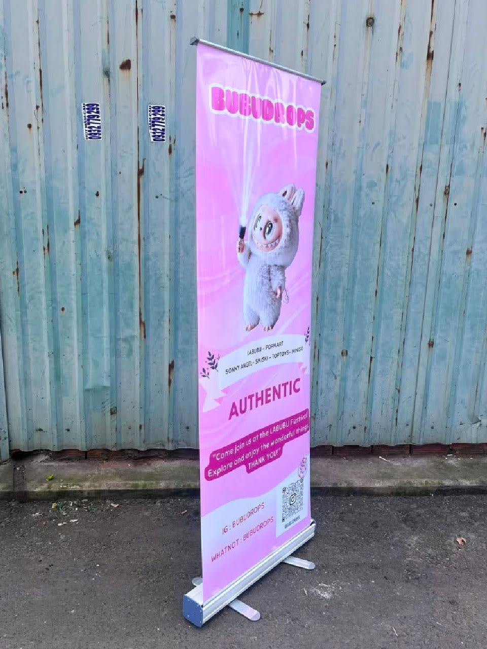 Mẫu standee cuốn nhôm quảng cáo hiện đại
