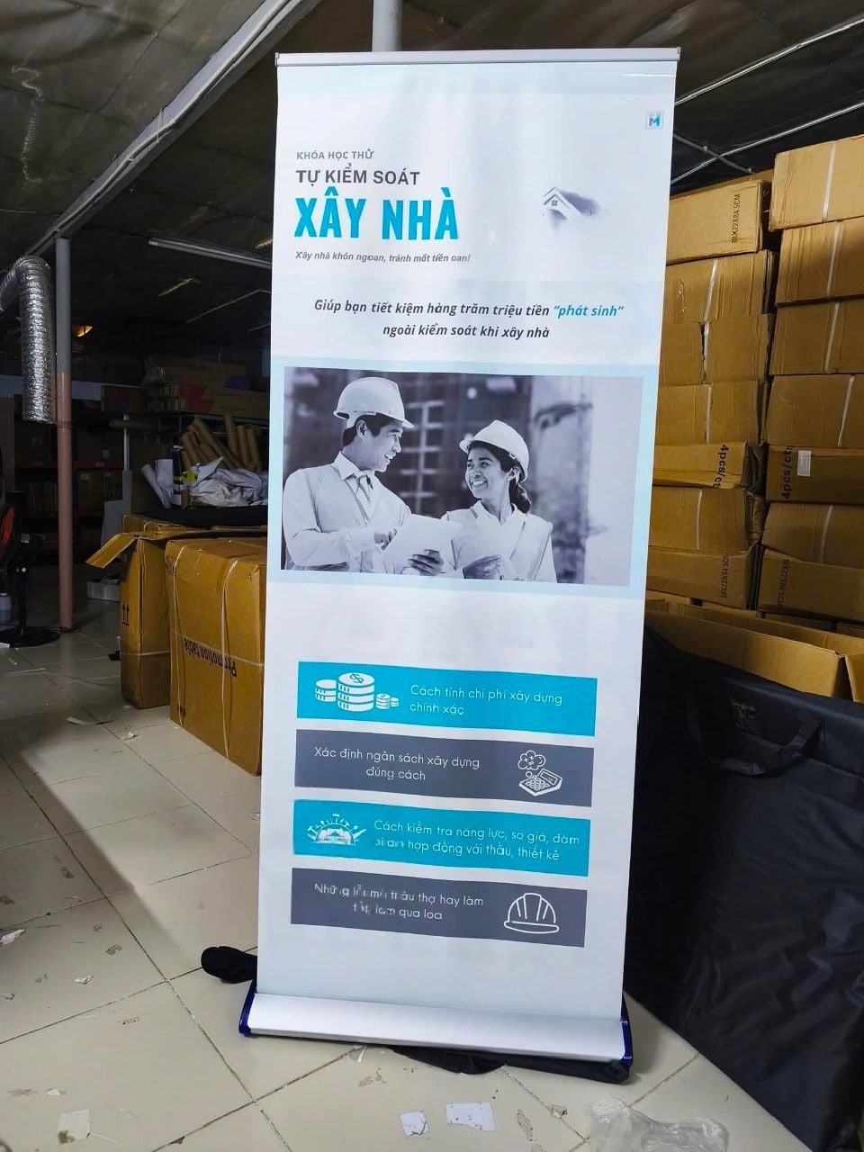 Standee cuốn hào hoa khung nhôm cao cấp