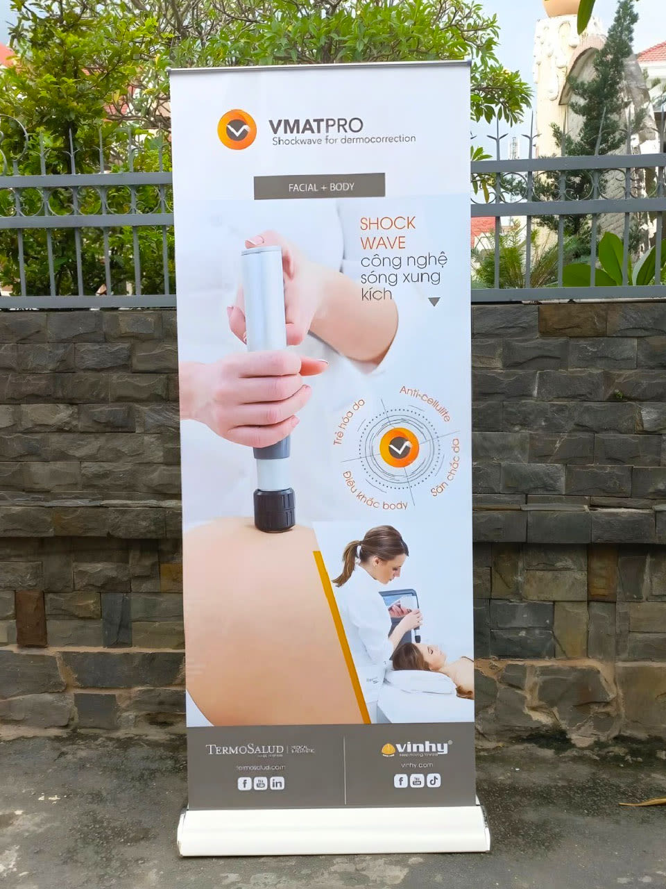 Standee cuốn hào hoa 1 mặt dễ lắp đặt