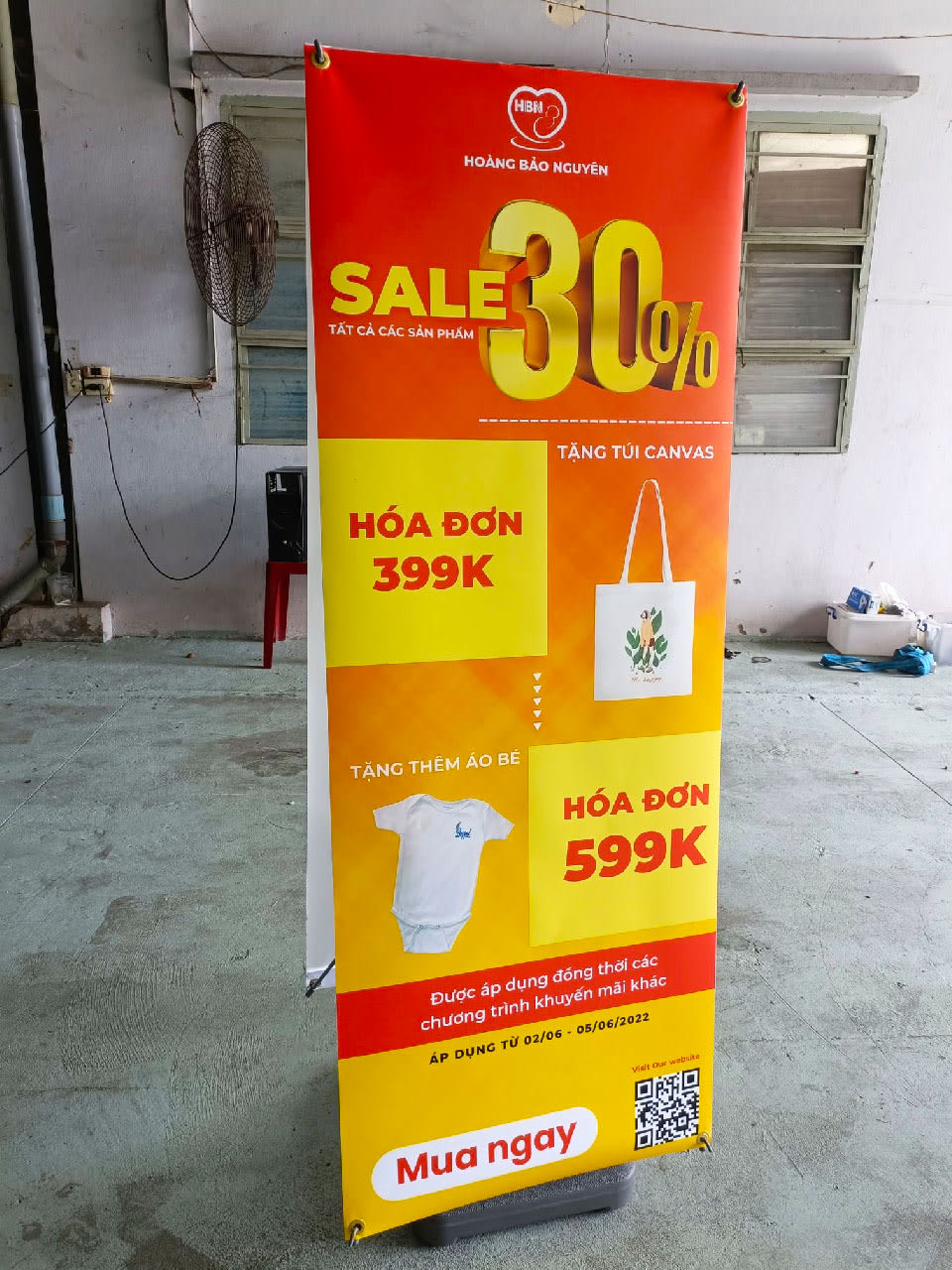 Standee đế nước cường lực 2 mặt