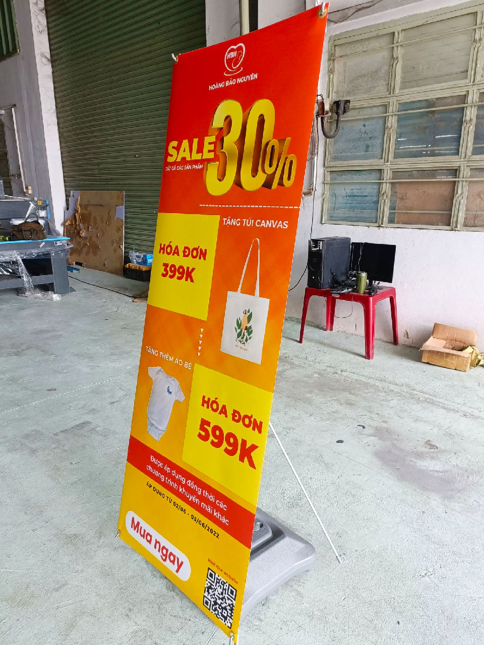 Mẫu standee đế nước cường lực 2 mặt đẹp