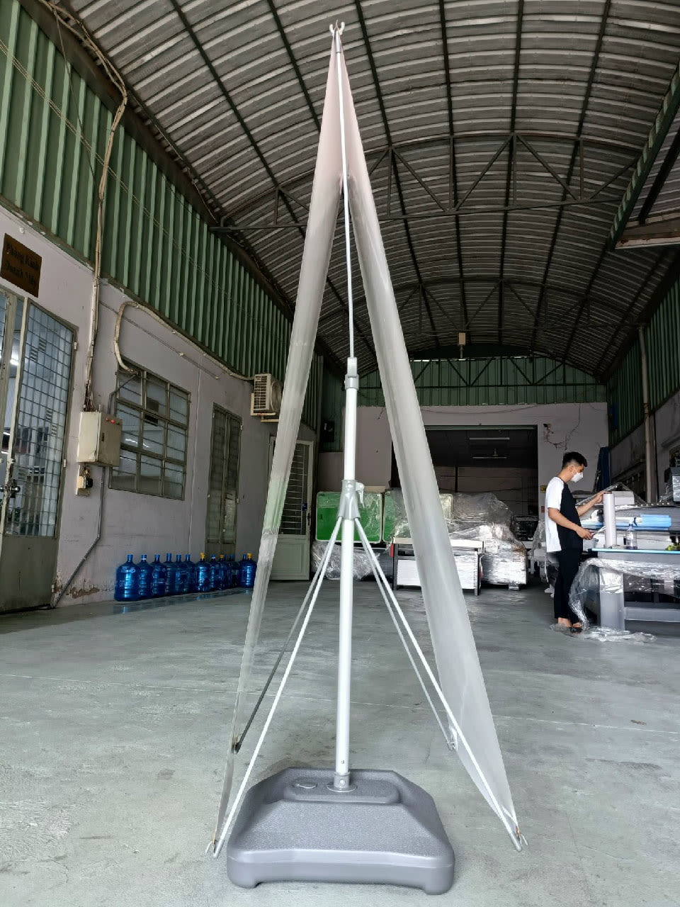 Standee đế nước cường lực chống gió 2 mặt