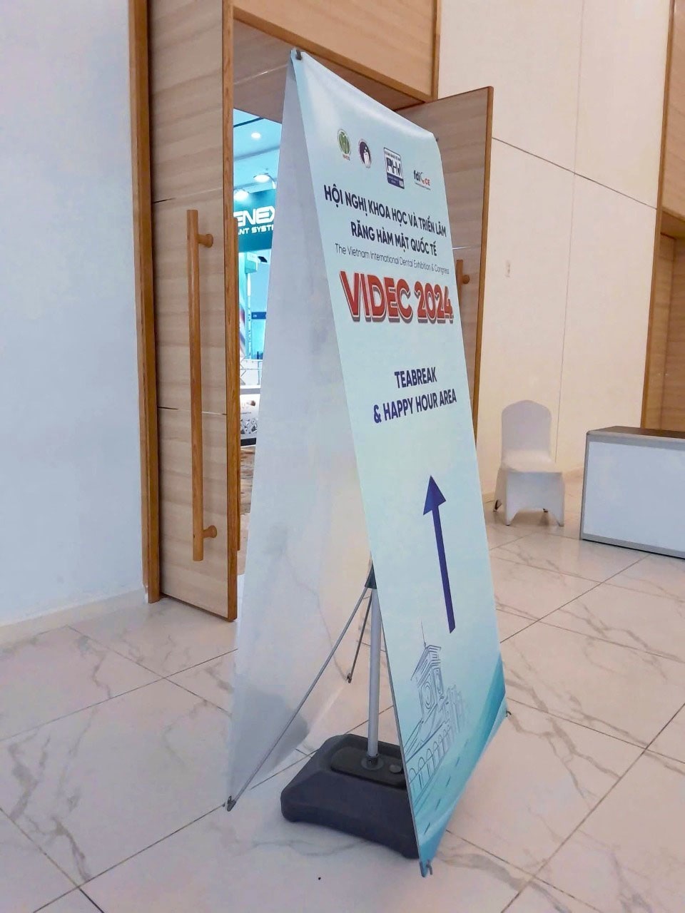 Standee đế nước 2 mặt trưng bày sự kiện