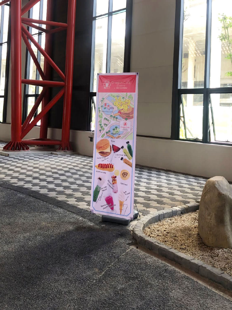 Thi công standee đế nước cường lực quảng cáo