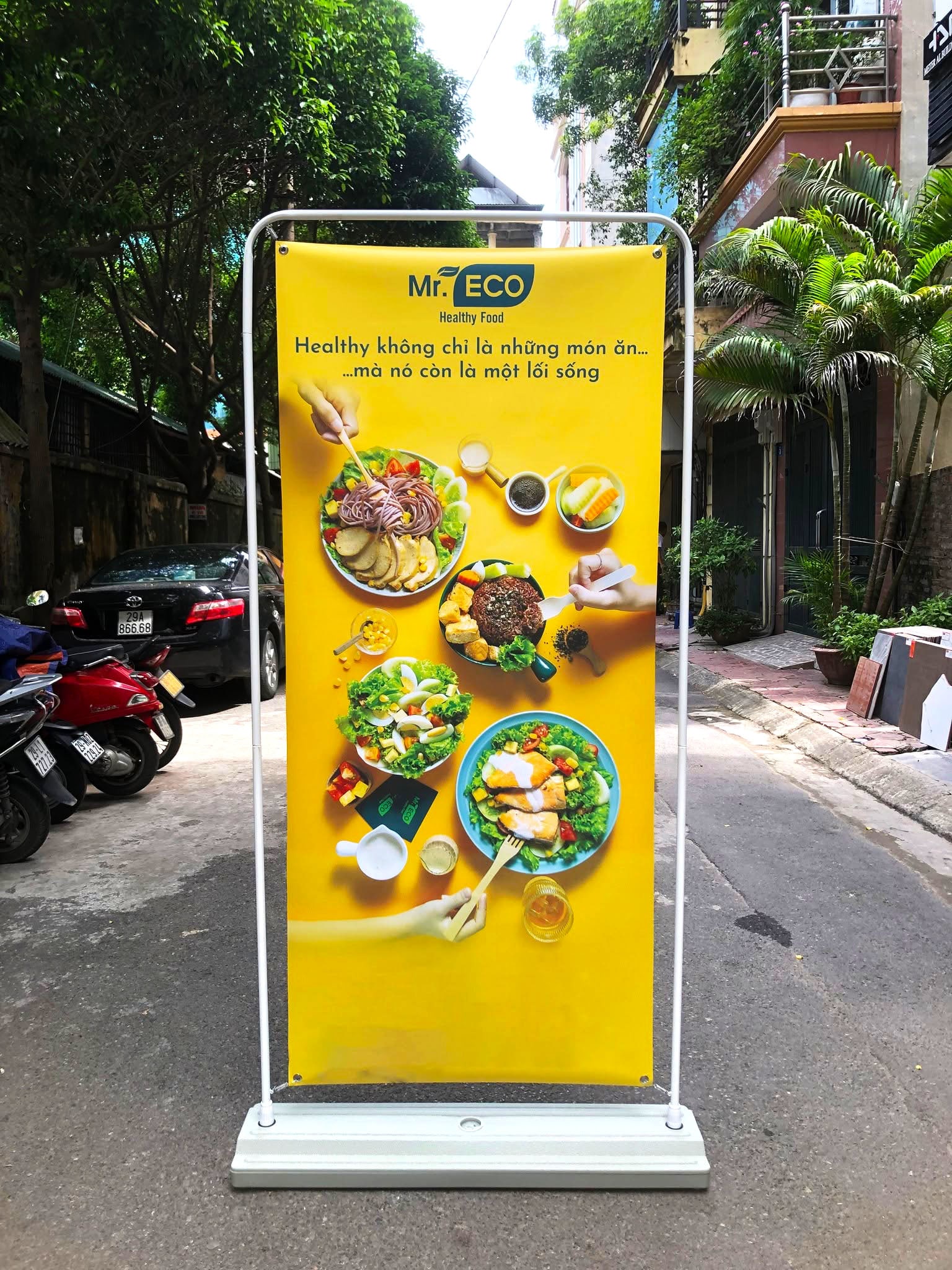 Mẫu standee khung kệ kiểu cửa đẹp