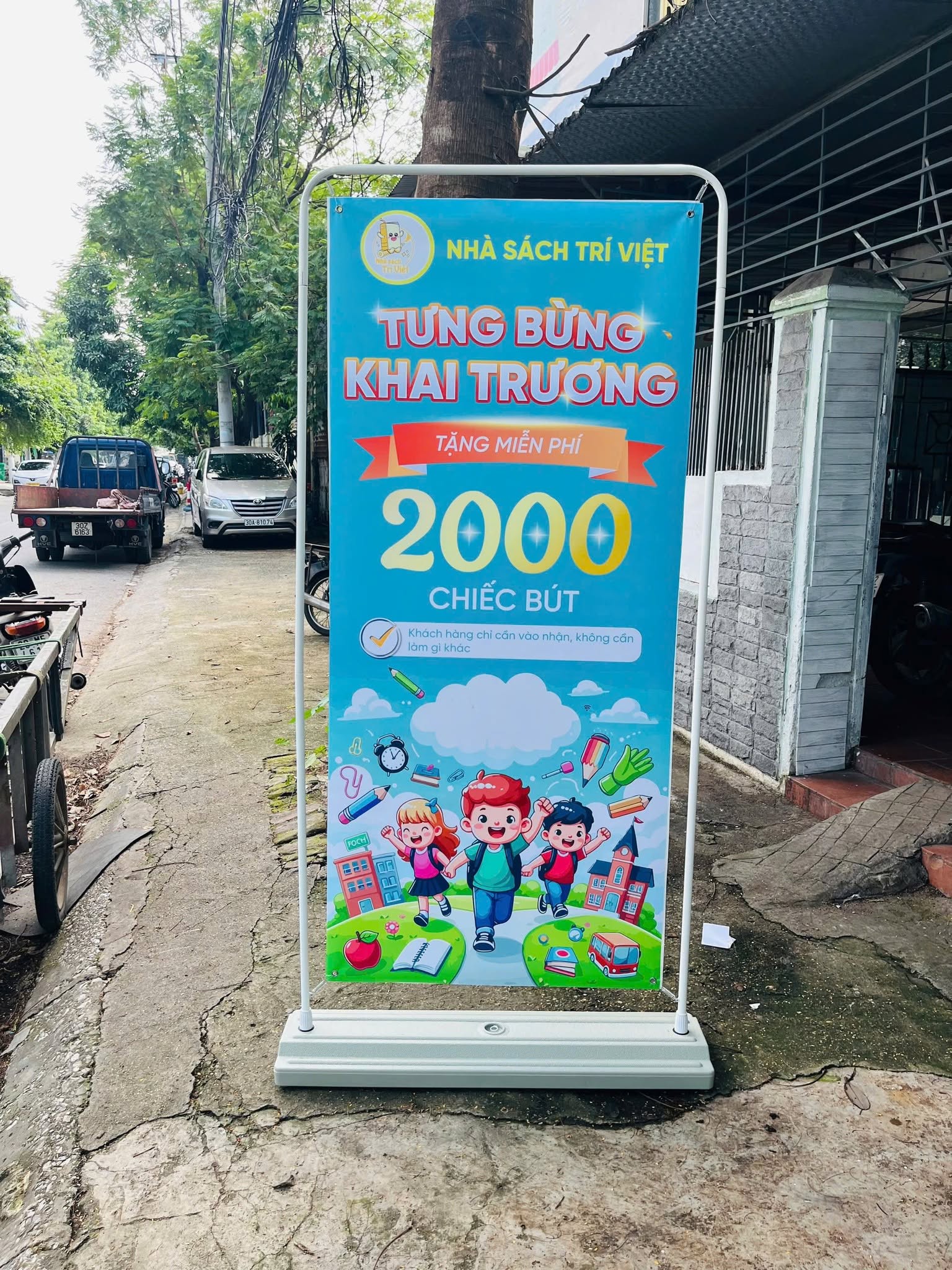 Standee khung kệ kiểu cửa trưng bày sản phẩm