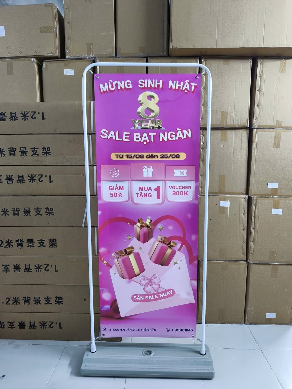 Standee khung kệ kiểu cửa cho showroom