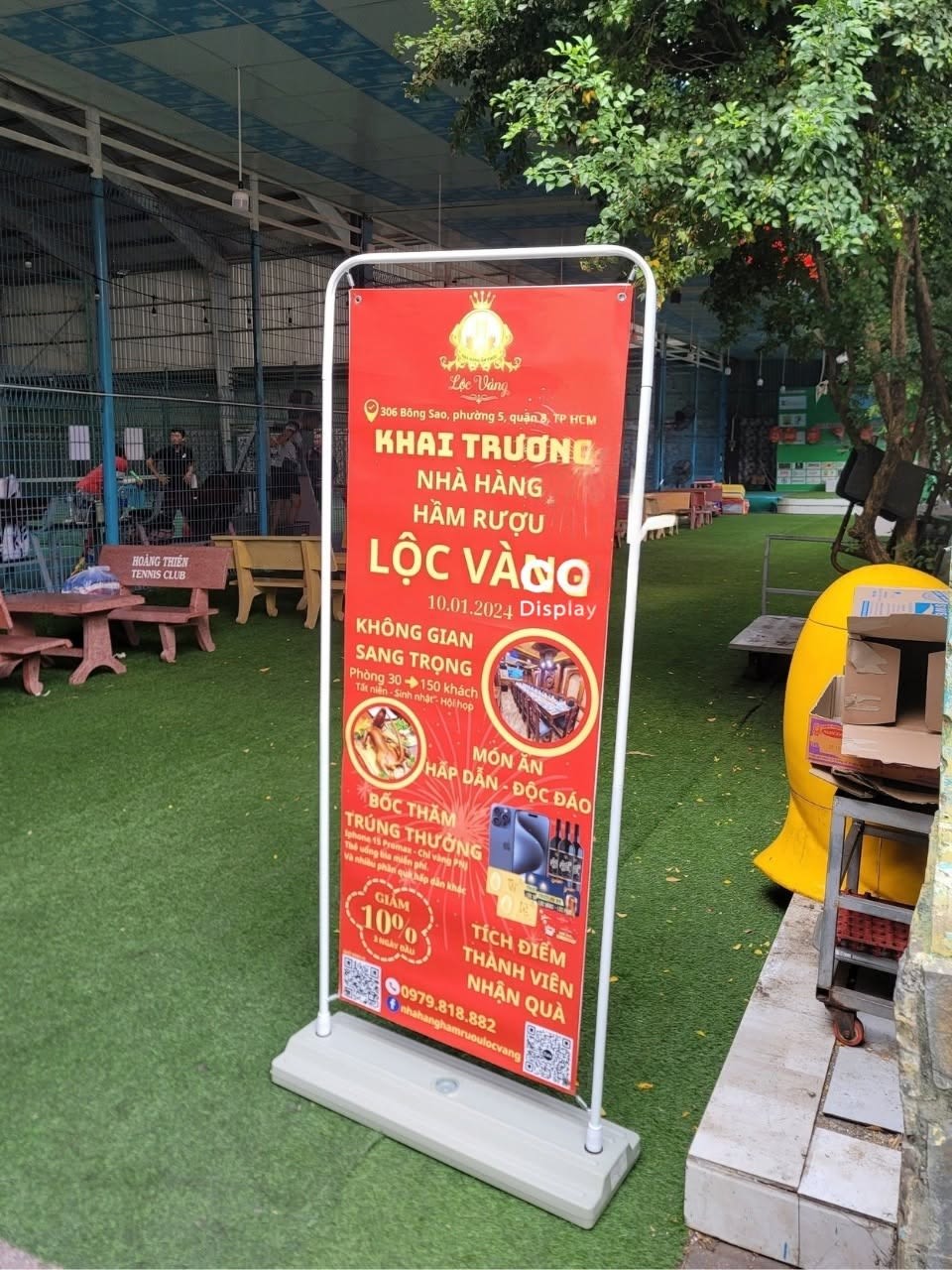 Thi công standee khung kệ kiểu cửa