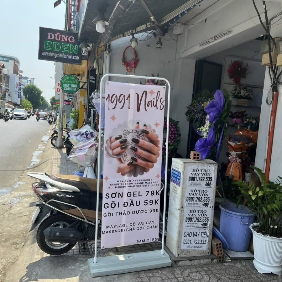Standee khung kệ kiểu cửa khung sắt