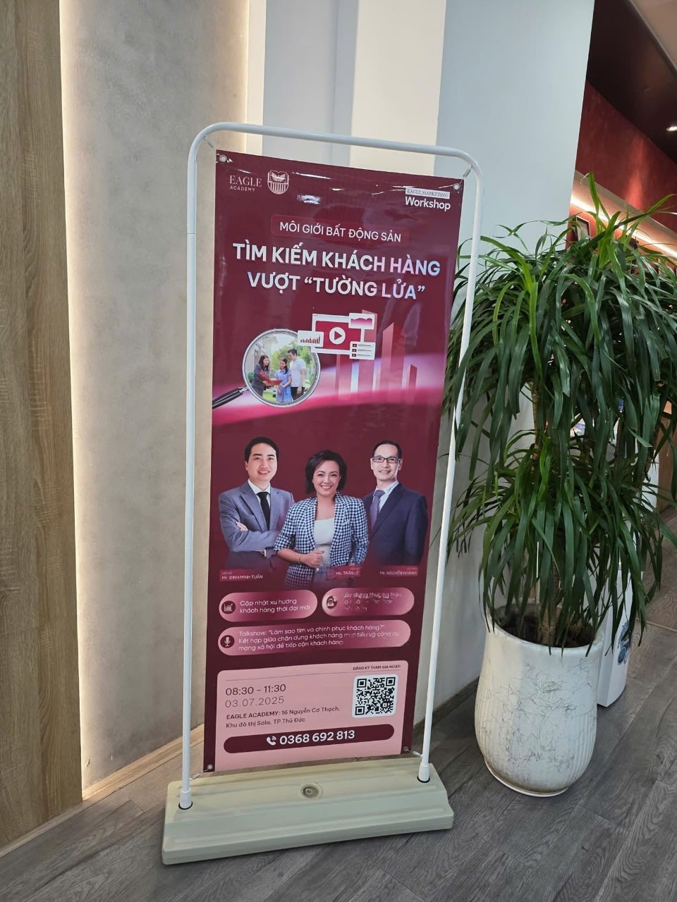 Standee khung kệ kiểu cửa trưng bày ngoài sảnh
