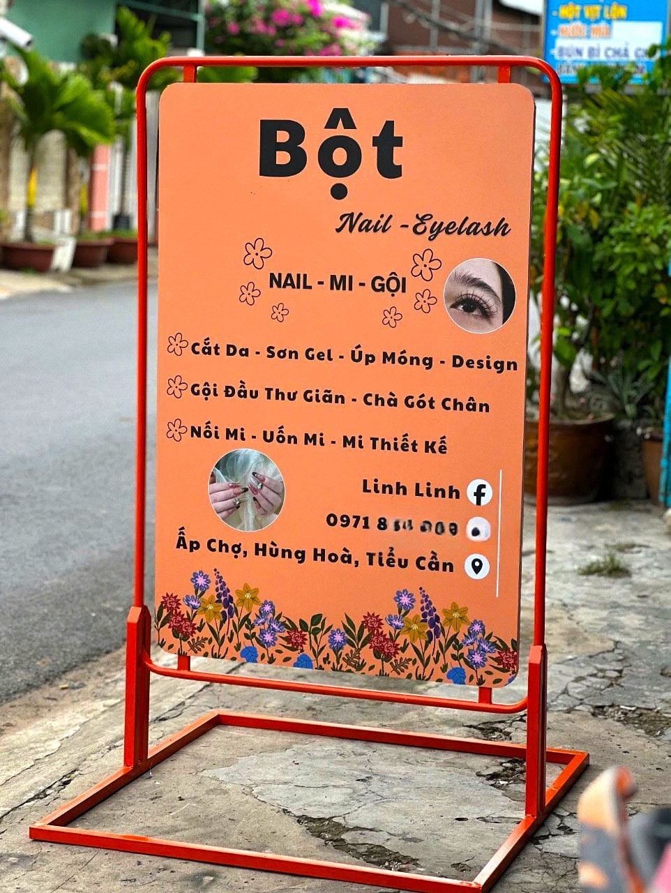 Standee khung kệ kiểu cửa quảng bá thương hiệu