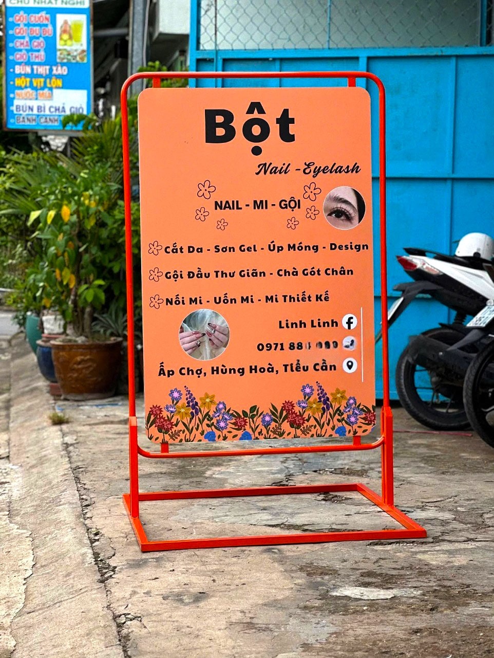 Mẫu standee khung kệ kiểu cửa hiện đại