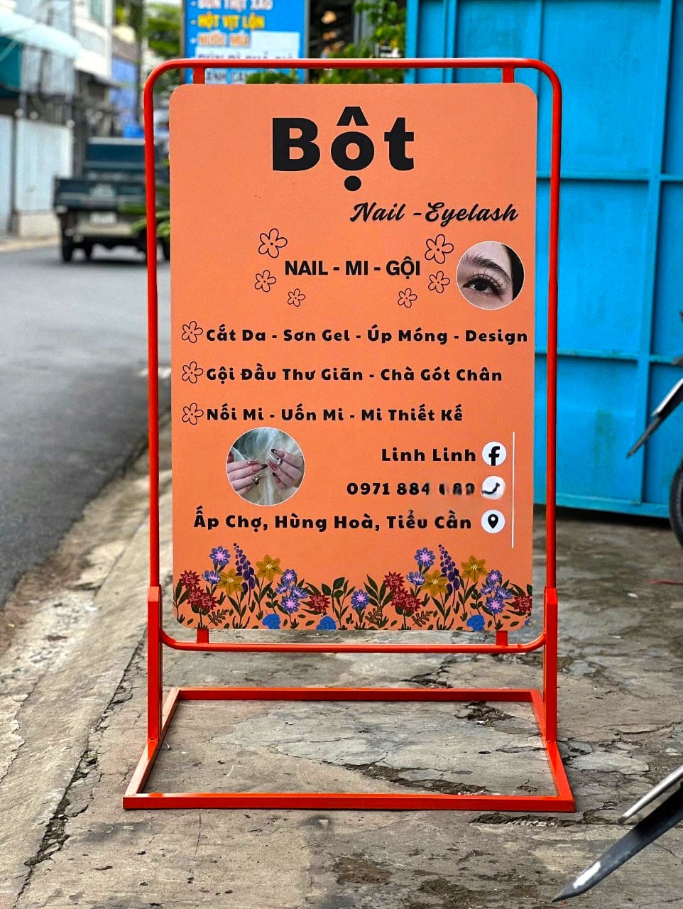 Standee khung kệ kiểu cửa cho chương trình khuyến mãi