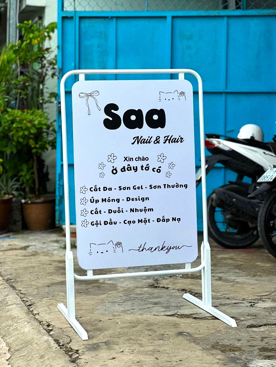 Standee khung kệ kiểu cửa trưng bày sản phẩm mới