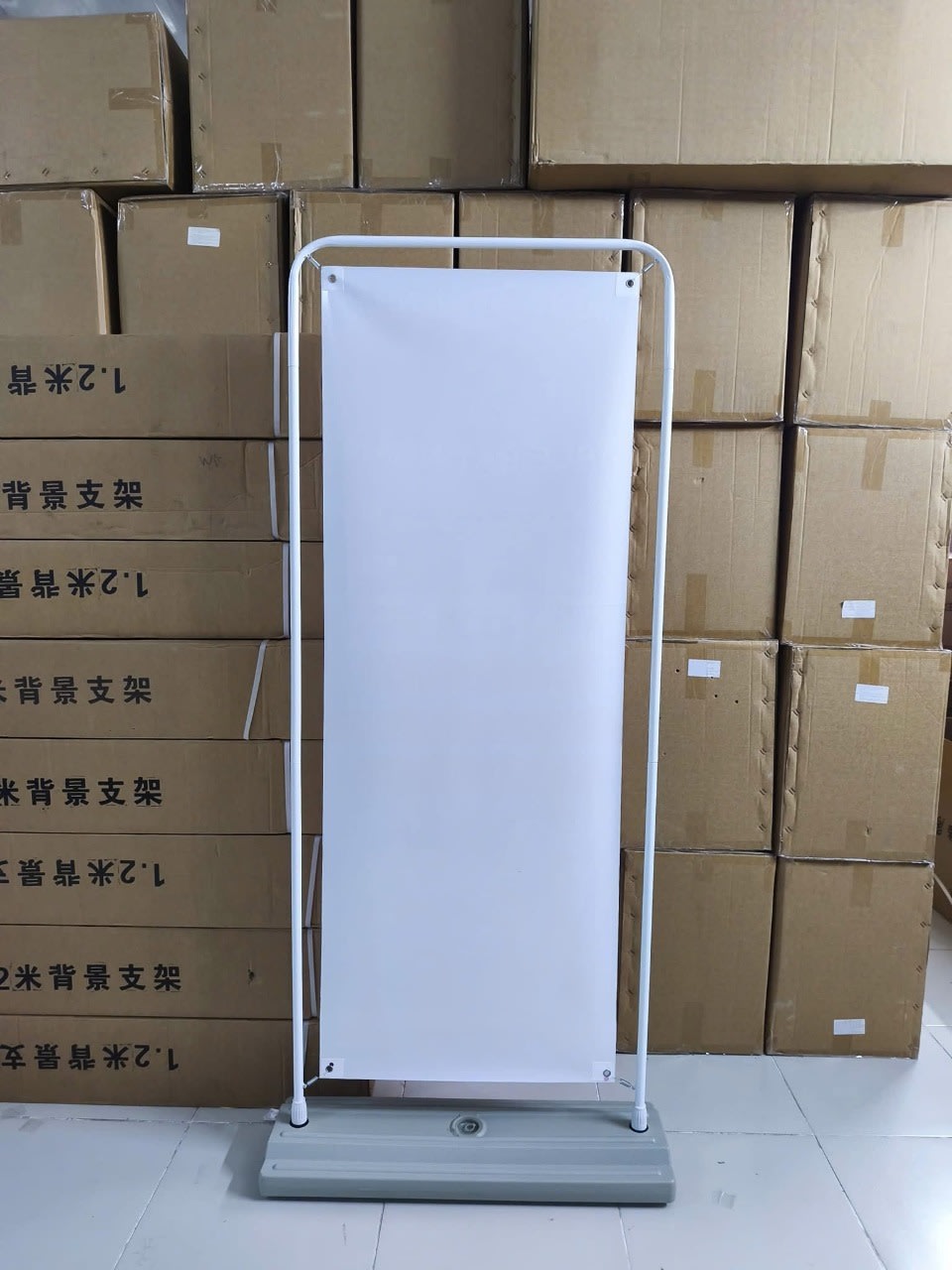 Biển standee khung kệ kiểu cửa