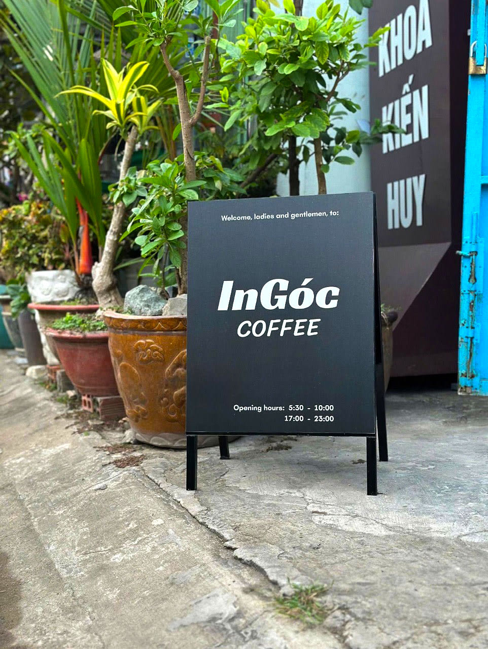 Standee chữ A khung sắt quảng cáo 2 mặt