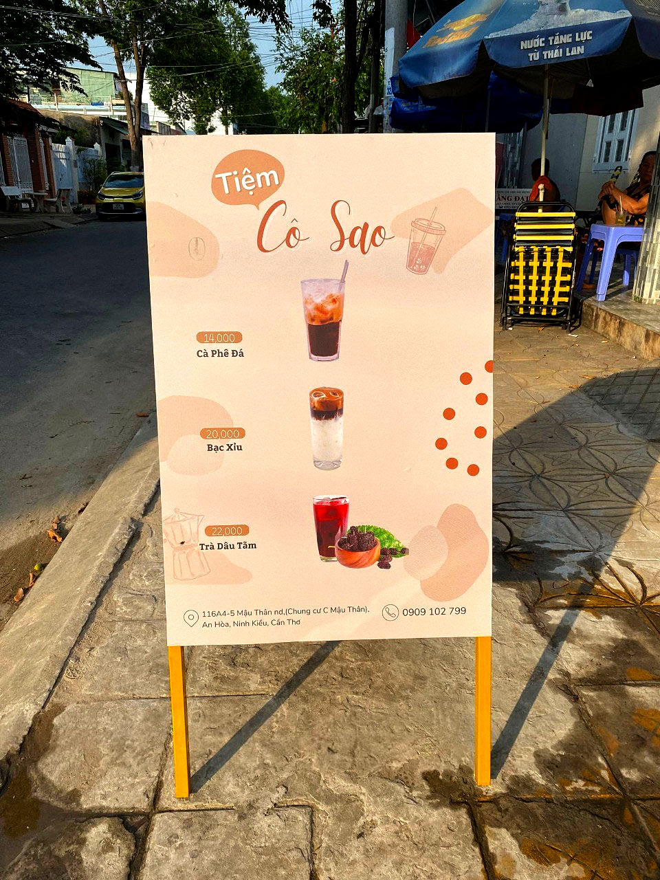 Standee khung sắt chữ A đặt trước cửa hàng