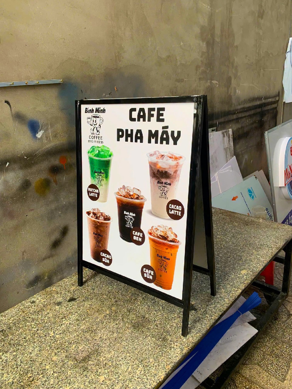 Standee khung sắt chữ A dùng ngoài trời
