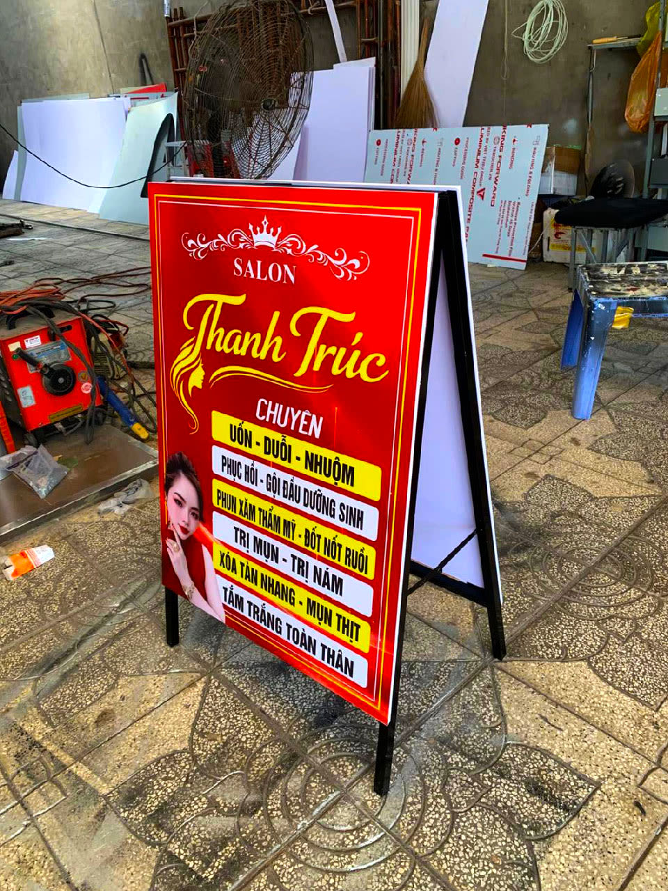 Standee khung sắt 2 mặt cho quán ăn