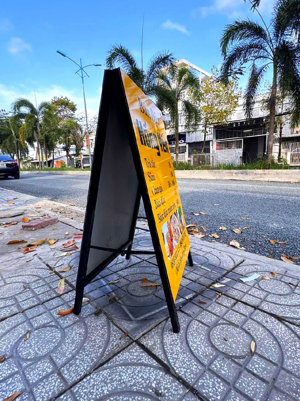 Standee khung sắt chữ A cho cửa hàng bán lẻ