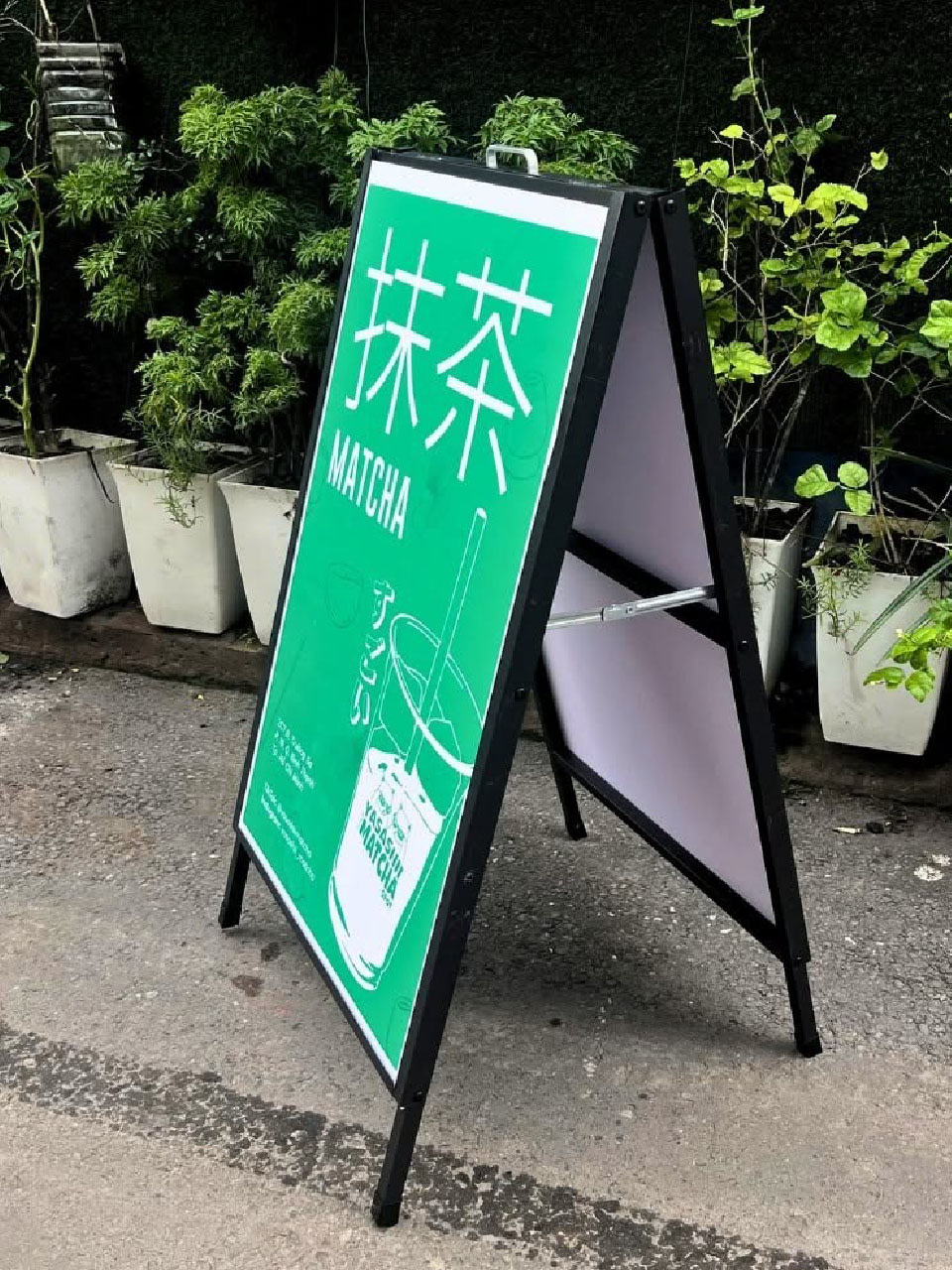 Standee khung sắt chữ A dễ di chuyển