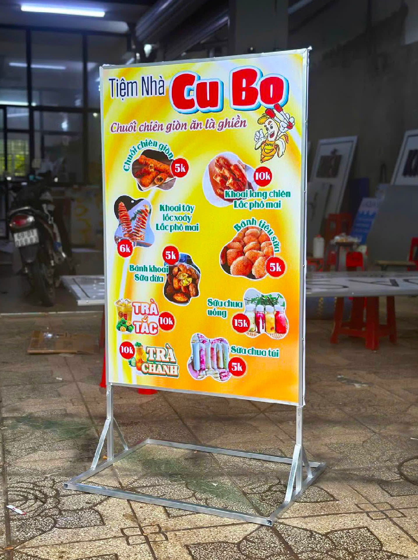 Standee khung sắt đứng 2 mặt decal cán Formex Standee khung sắt đứng 2 mặt decal cán Formex