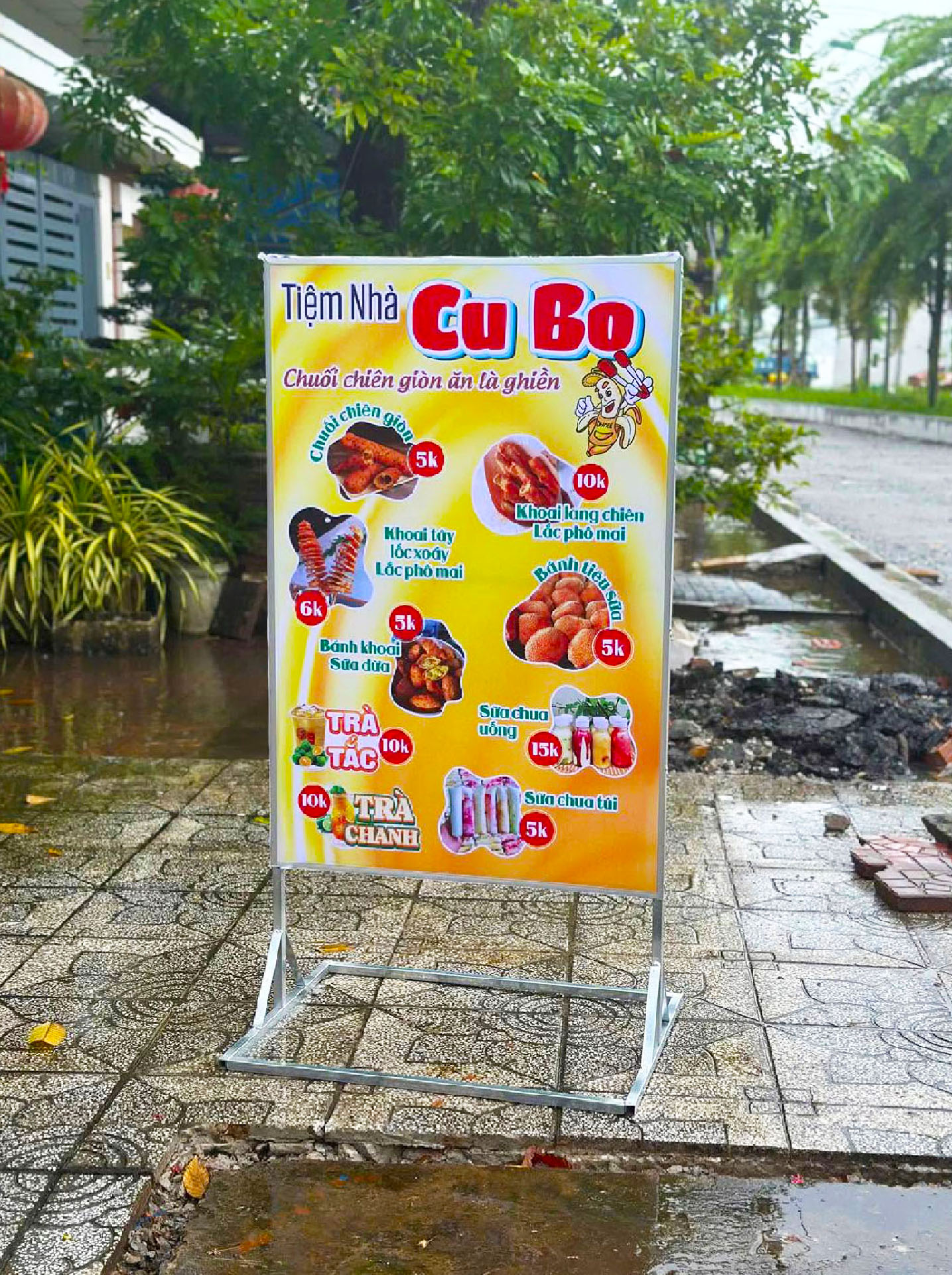 Mẫu standee khung sắt đứng 2 mặt đẹp