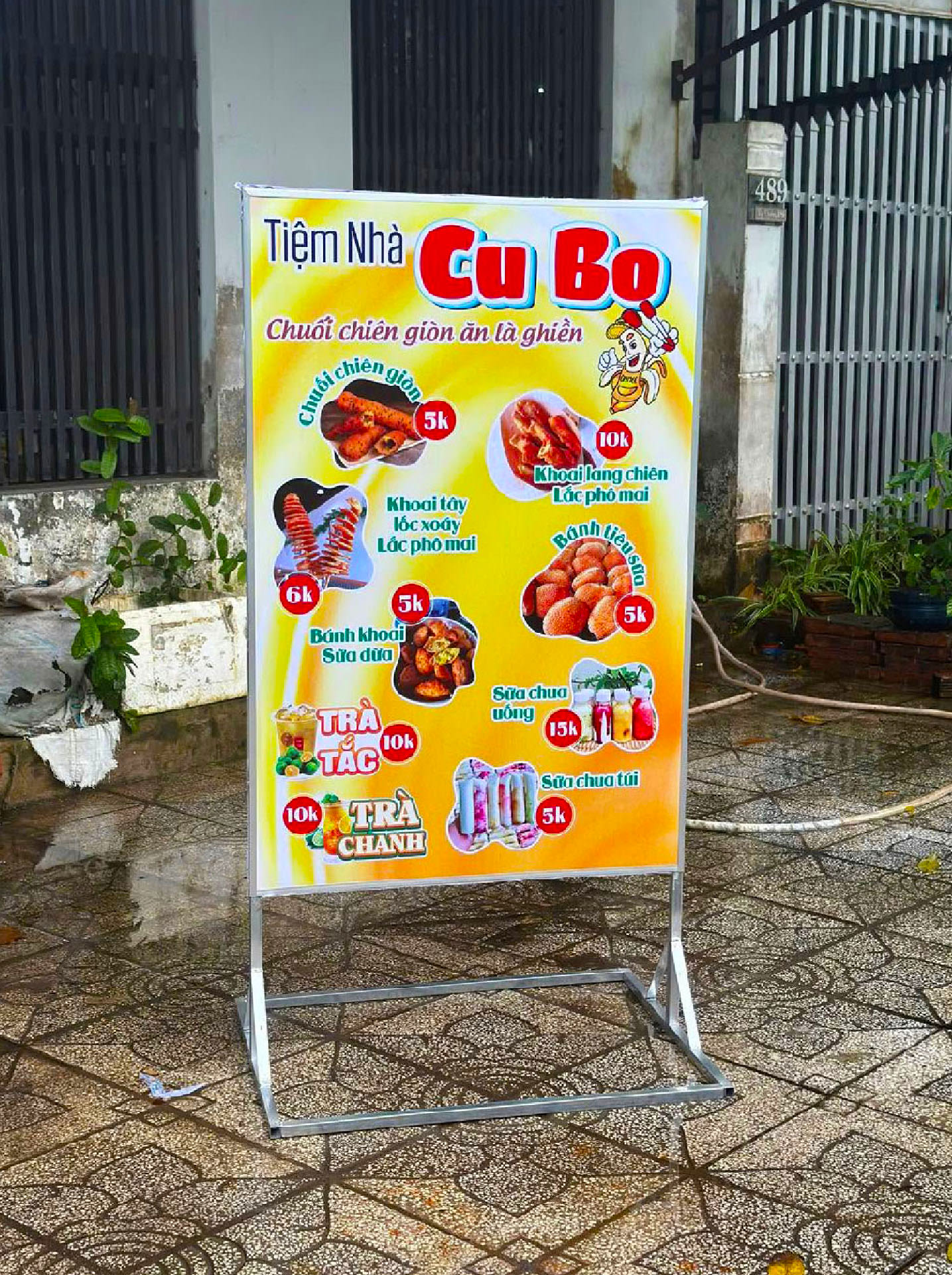Standee 2 mặt decal cán Formex khung sắt