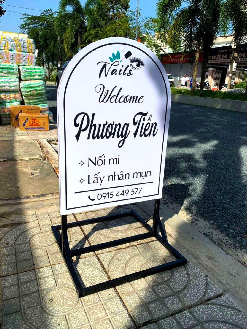 Mẫu standee decal cán Formex khung sắt chắc chắn