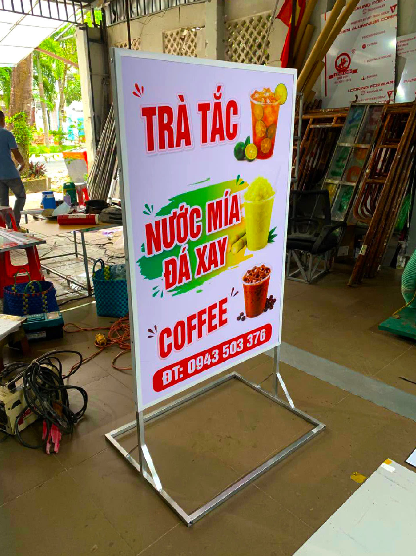 Standee khung sắt đứng 2 mặt cho cửa hàng